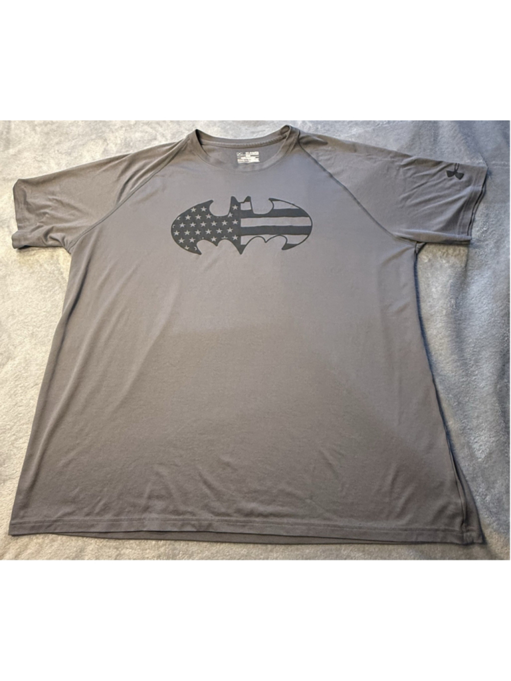 UNDER ARMOUR Batman Flag Logo Shirt Men's Medium Large Gray DC Comics Heat Gear